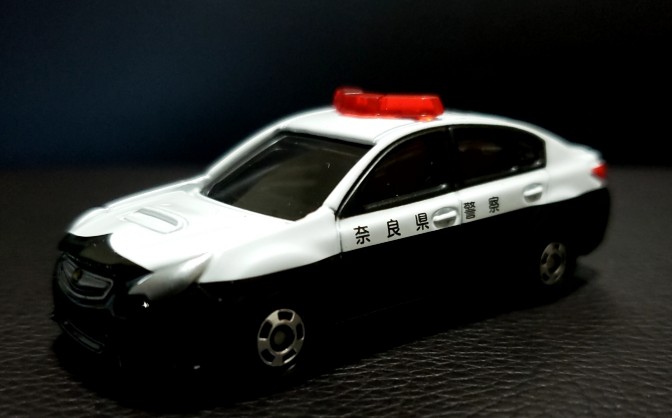 奈良県警パトカー トミカ