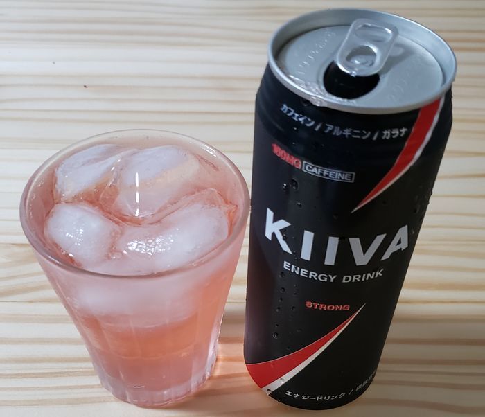 500ml入りのKiiVAをグラスに注ぐ