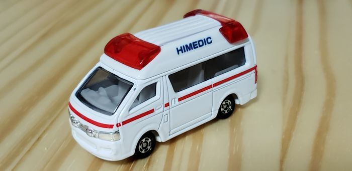 トミカの救急車