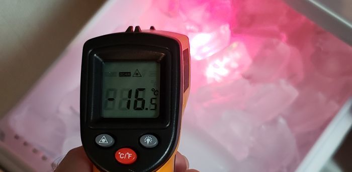 冷蔵庫の氷室を非接触温度計で測定