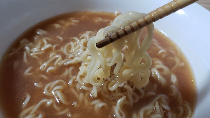 ラーメンの麺を箸で掴んでいる