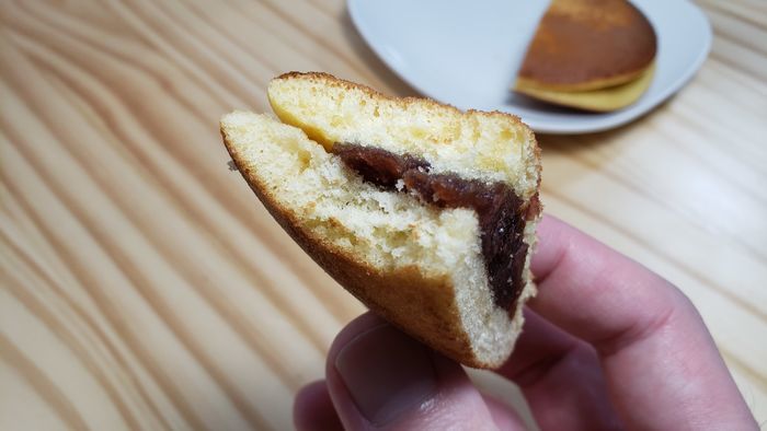 どら焼きを食べている