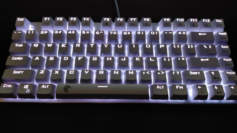白色点灯のキーボード