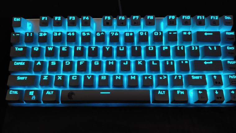 シアン色点灯のキーボード