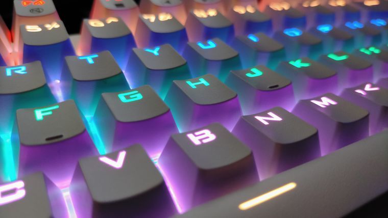 RGBで虹色に光るキーボード